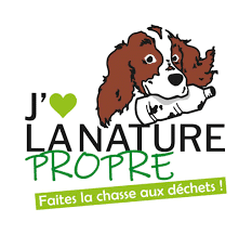 tête de chien apportant une bouteille en plastique pour illustrer une opération de nettoyage de la nature "Jaime la nature propre 